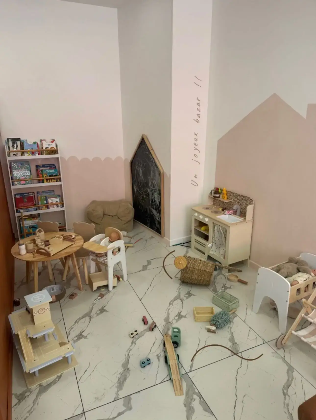 Espace enfants avec jeux en bois chez Chez Poupou à Montélimar