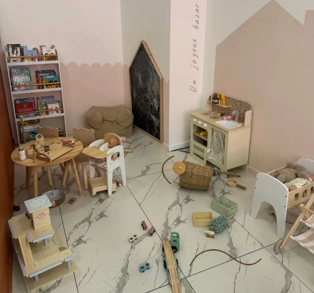Espace enfants avec jeux en bois chez Chez Poupou à Montélimar