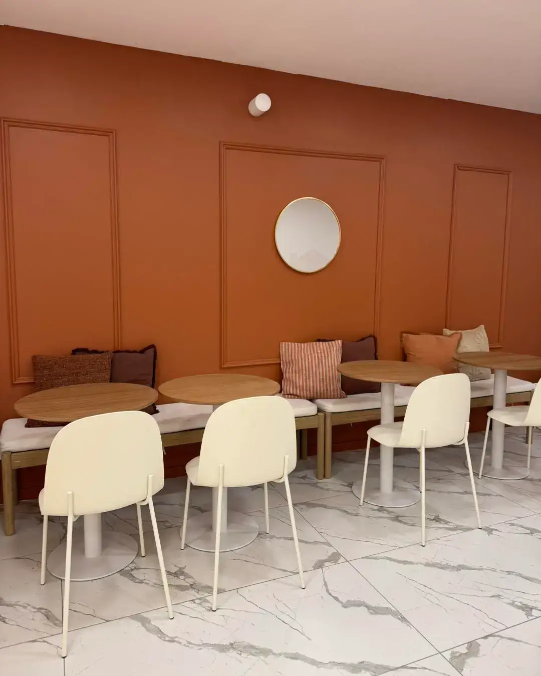 Intérieur chaleureux du café boutique Chez Poupou à Montélimar