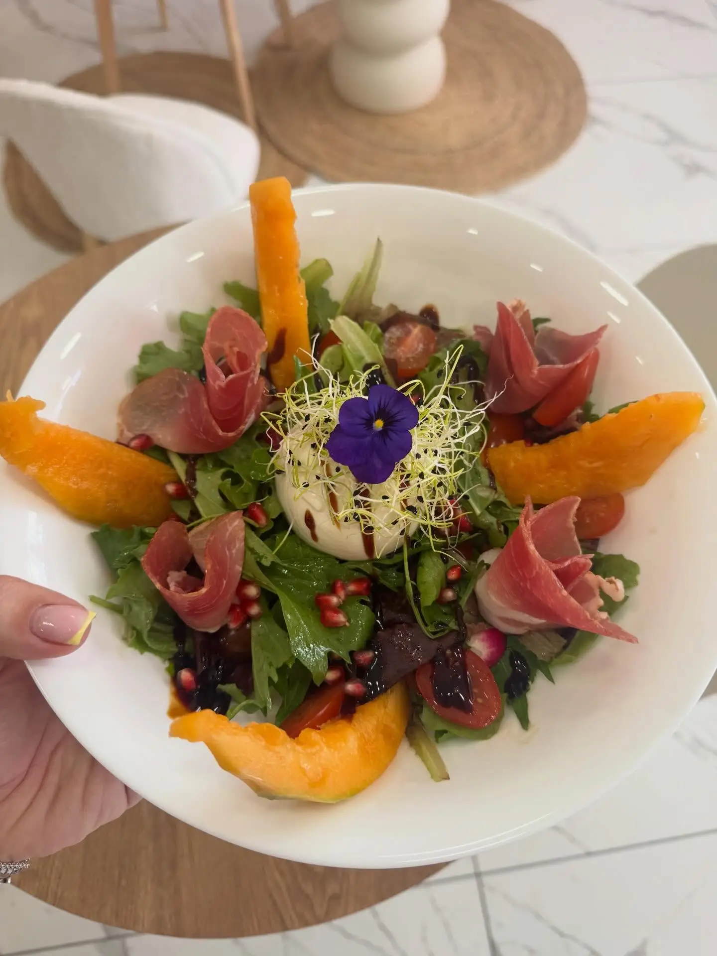 Salade gourmande servie chez Chez Poupou à Montélimar